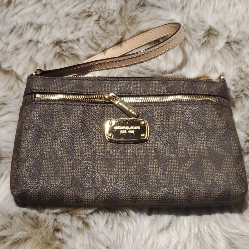 Micheal Kors Jet Set Wristlet